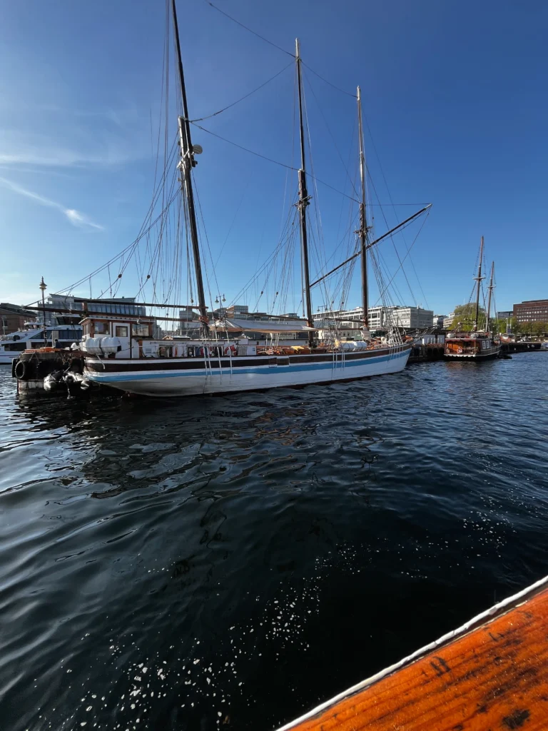 Segelboot am Aker Brygge