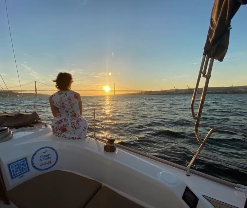 Sonnenuntergang auf einem Segelboot