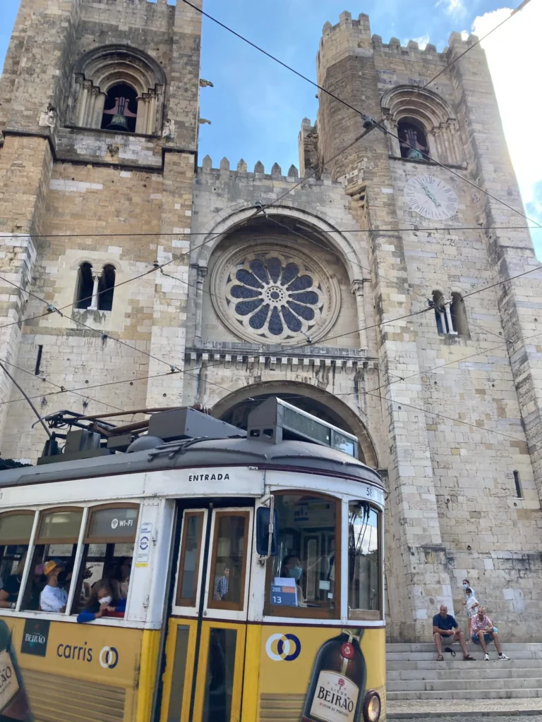 Lissabon: Kathedrale von Lissabon mit der Tram 28
