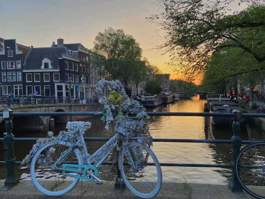Amsterdam: Sonnenuntergang auf einer Brücke