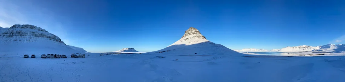 Island: Schnee mit Bergen.