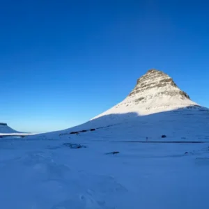 Island: Schnee mit Bergen.