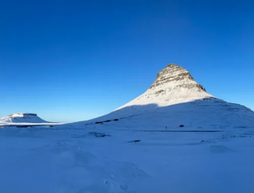 Island: Schnee mit Bergen.
