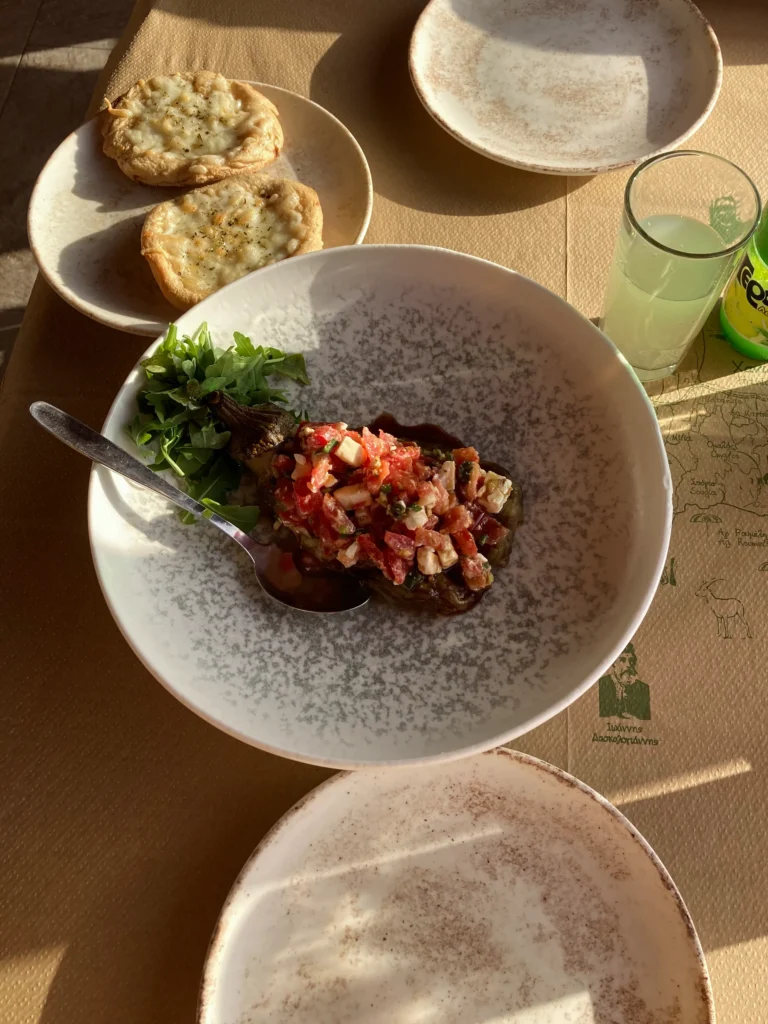 Kreta Essen: Geröstete Aubergine mit Fetakäse und Tomaten im Restaurant Glykeria