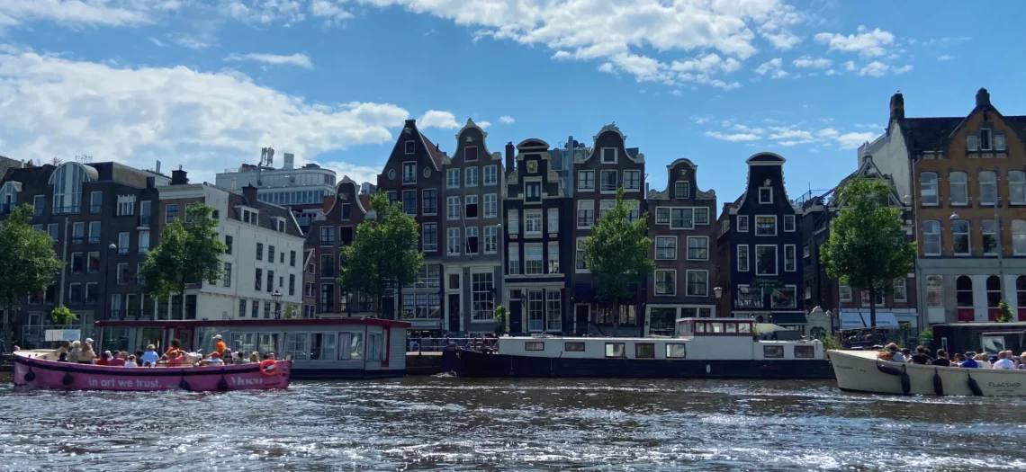 Amsterdam: Im Bild sieht man Boote und Gebäude im Hintergrund.