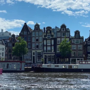 Amsterdam: Im Bild sieht man Boote und Gebäude im Hintergrund.
