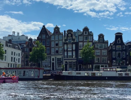 Amsterdam: Im Bild sieht man Boote und Gebäude im Hintergrund.