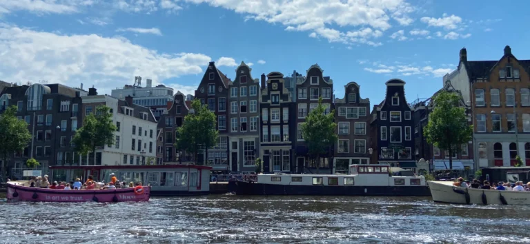 Amsterdam: Im Bild sieht man Boote und Gebäude im Hintergrund.