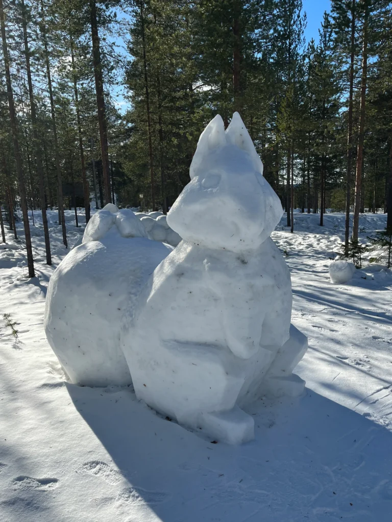 Finnisch Lappland: Schneeskulptur in der Nähe von Rovanemi